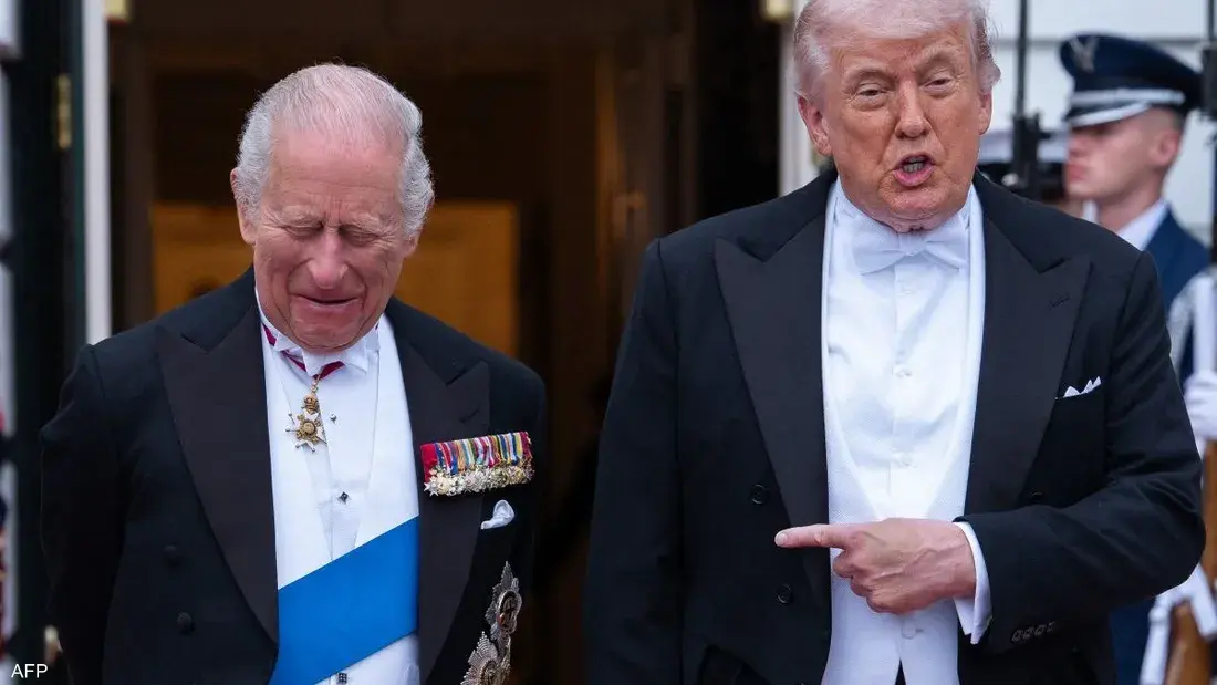 مزحة عن إعجاب والدته بالعاهل البريطاني تكسر بروتوكول اللقاء وتخطف الأضواء إعلاميًا