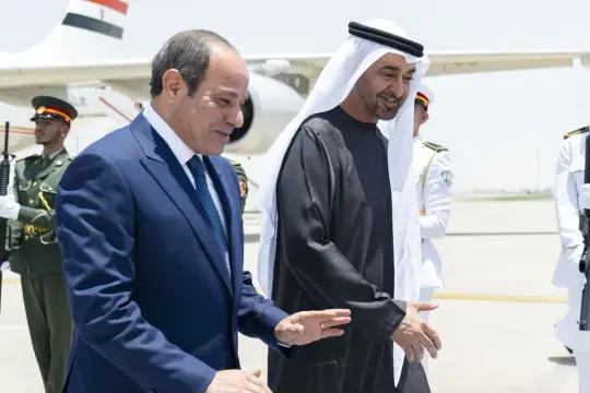 محمد بن زايد والسيسي يبحثان تعزيز التعاون الثنائي وتطورات الأوضاع الإقليمية