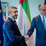 عبدالله بن زايد يبحث مع مستشار ألمانيا تعزيز العلاقات الاستراتيجية والتعاون في مختلف المجالات