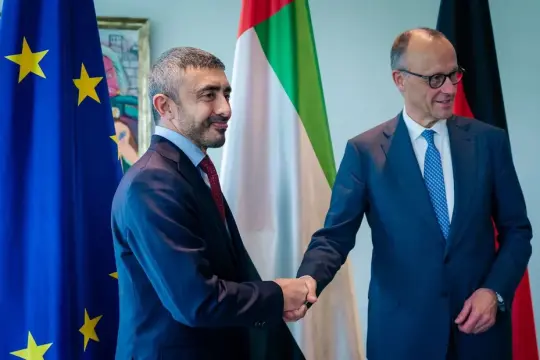 عبدالله بن زايد يبحث مع مستشار ألمانيا تعزيز العلاقات الاستراتيجية والتعاون في مختلف المجالات