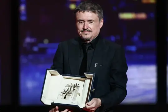 المخرج الروماني كريستيان مونجيو يفوز بالسعفة الذهبية في مهرجان كان عن فيلم “فيورد”