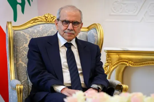 نواف سلام يهاجم نعيم قاسم: من أدخل لبنان في الحروب لا يملك منح دروس في السيادة