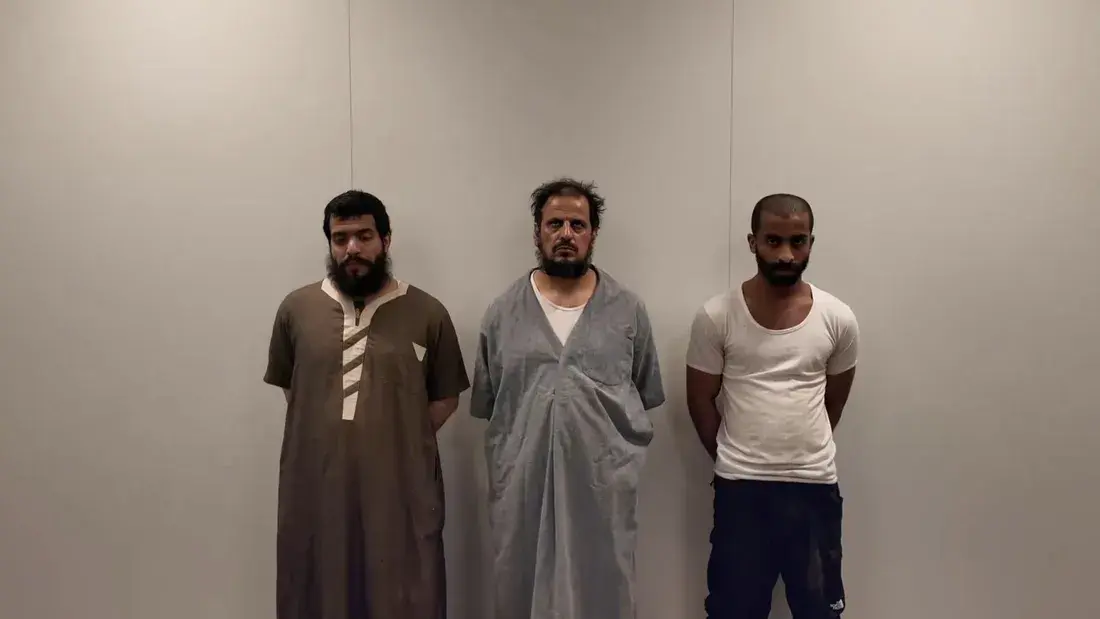 وزارة الداخلية: القبض على الهاربين واستعادة أسلحة نارية خلال عملية ملاحقة شاركت فيها جهات أمنية متعددة