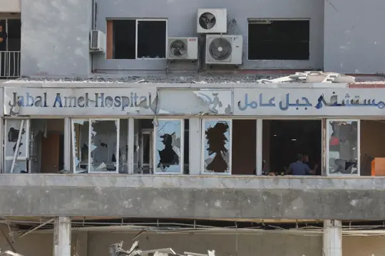 4 قتلى و127 جريحاً في غارات إسرائيلية قرب مستشفى بجنوب لبنان