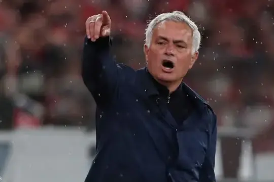 ريال مدريد يقدم مدربه الجديد جوزيه مورينيو في تقديم استثنائي بفلورينتيو بيريز