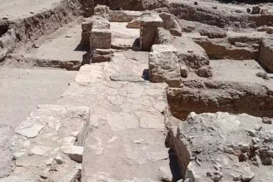 مصر تكشف أجزاء جديدة من معبد القصر القديم بالواحات البحرية يعود إلى الأسرة 26