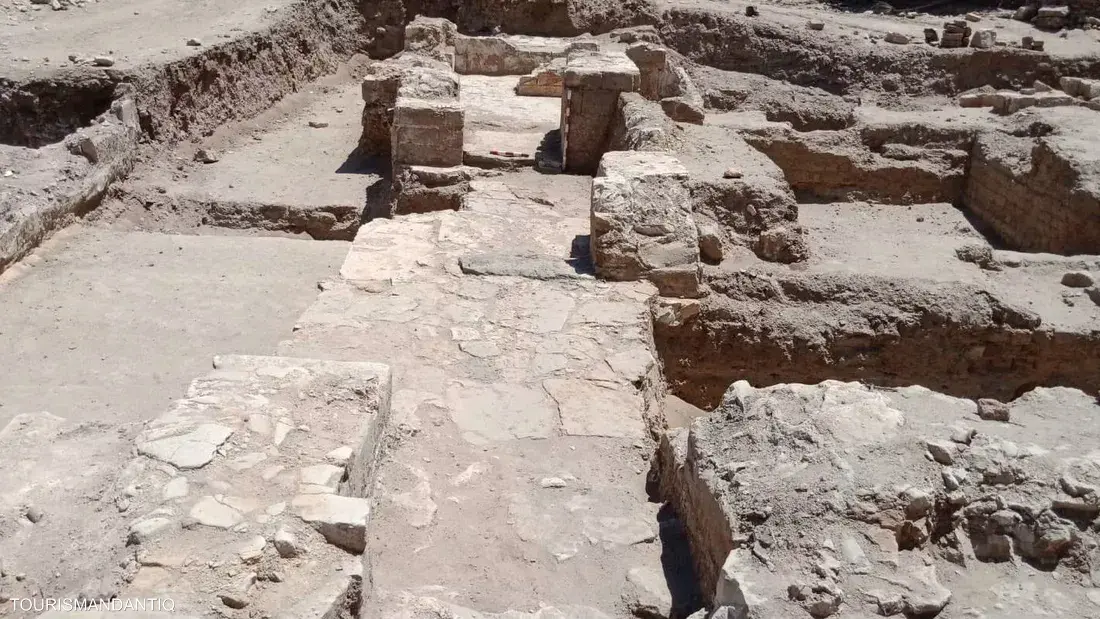 مصر تكشف أجزاء جديدة من معبد القصر القديم بالواحات البحرية يعود إلى الأسرة 26