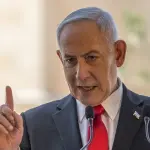 نتنياهو يتهم سوريا بخرق التفاهمات الأمنية إثر غارات على قاعدة أبو الظهور