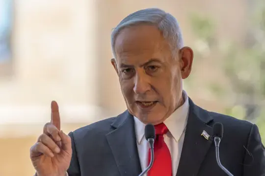 نتنياهو يتهم سوريا بخرق التفاهمات الأمنية إثر غارات على قاعدة أبو الظهور