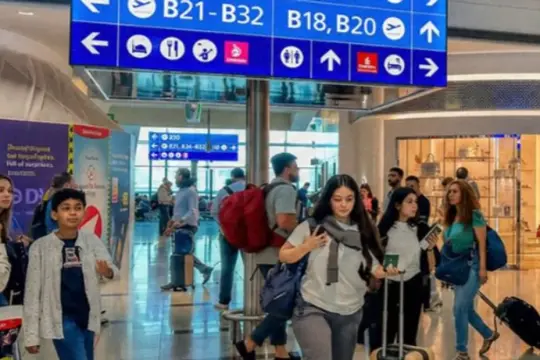 جمارك دبي ترفع جاهزيتها لموسم السفر الصيفي وتقلص زمن فحص الحقائب إلى 7 ثوانٍ