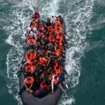 رقم قياسي جديد للهجرة غير النظامية عبر المانش.. 128 مهاجرًا على متن قارب واحد