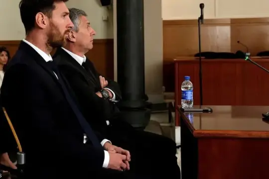 ميسي يعود إلى الأرجنتين لوداع والده.. خورخي الذي رافق أسطورته منذ الطفولة