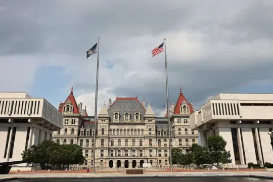 الـ FBI يعلن إحباط هجوم بعبوة ناسفة على كابيتول نيويورك واعتقال امرأة بزعم انتمائها لـ "داعش"