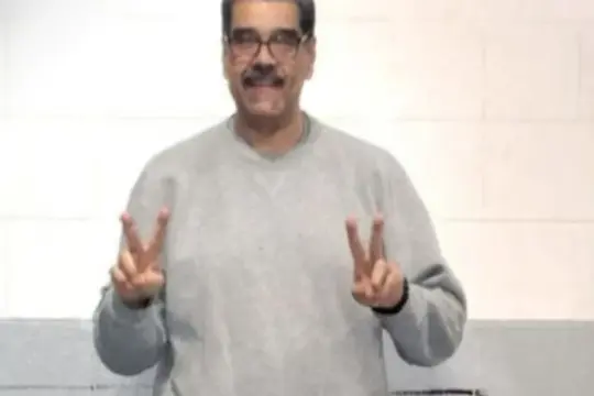 مادورو ينشر صوراً من سجنه في نيويورك ويعلن صموده بعد اتفاق فنزويلي-أميركي حول النفط