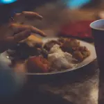 مخاطر العشاء المتأخر: كيف يؤثر توقيت وجبة الليل في ضغط الدم وجودة النوم؟