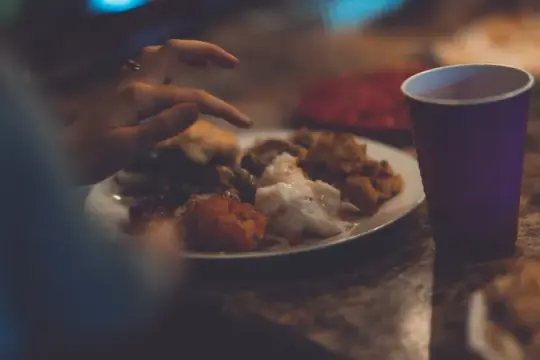 مخاطر العشاء المتأخر: كيف يؤثر توقيت وجبة الليل في ضغط الدم وجودة النوم؟