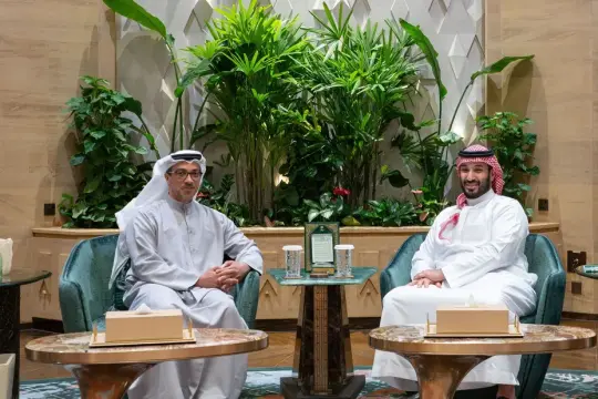 منصور بن زايد ومحمد بن سلمان يبحثان العلاقات الإماراتية السعودية وتطورات المنطقة