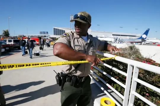 توقيف سيدة في لوس أنجلوس بتهمة تهريب أسلحة إيرانية إلى السودان