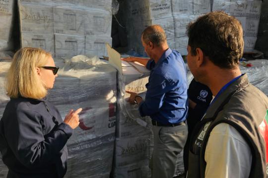 وفد “أوتشا” يُشيد بجهود “الفارس الشهم 3” في إيصال المساعدات إلى سكان دير البلح