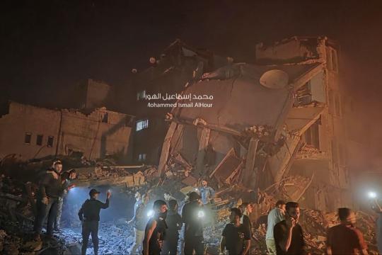 غارات إسرائيلية تستهدف منازل في مخيم النصيرات ونزوح جديد للعائلات