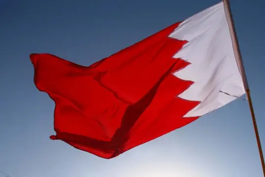 قوة دفاع البحرين تعلن اعتراض وتدمير عشرات الصواريخ والطائرات المسيرة الإيرانية