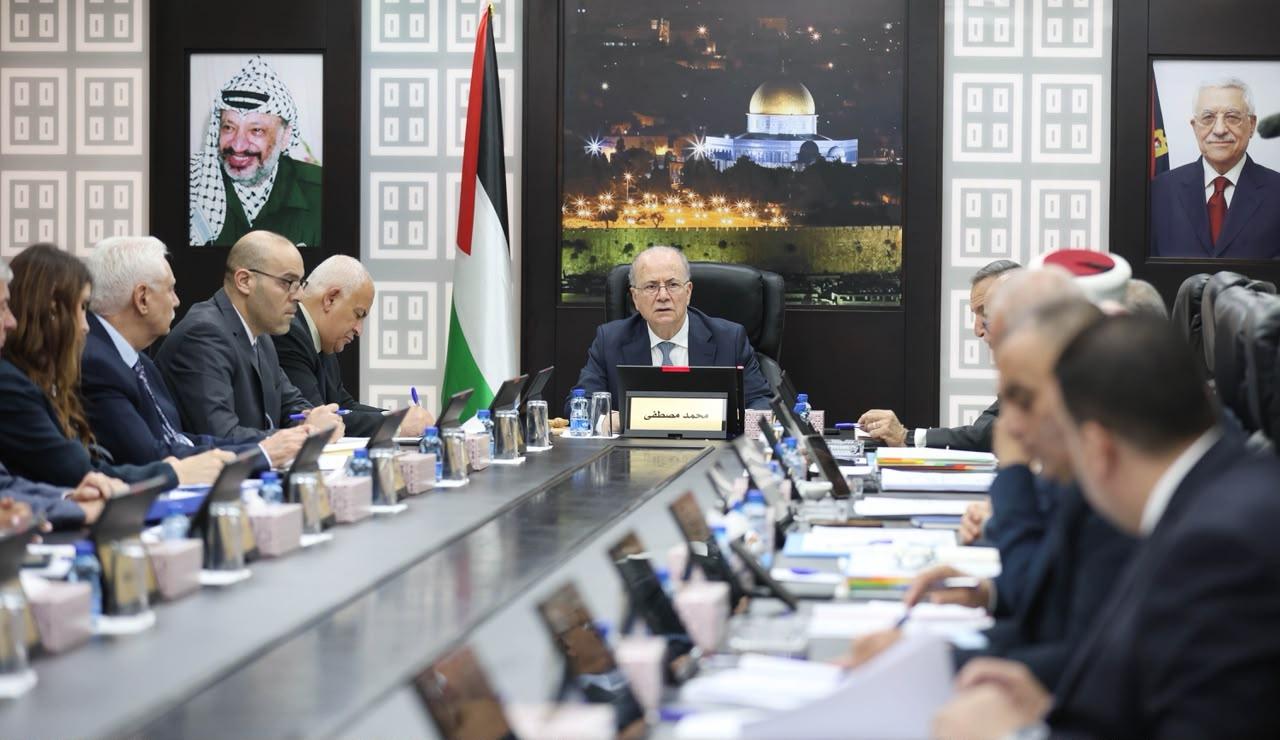 الحكومة تؤكد أن اعتداءات المستوطنين تهدد بتفجير الأوضاع، وتعتمد التقرير السنوي للشكاوى وتصادق على اتفاقيات وإجراءات لتعزيز الحوكمة والحماية الاجتماعية.