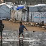 الأونروا: مئات الآلاف من نازحي غزة يواجهون الشتاء في خيام مهترئة