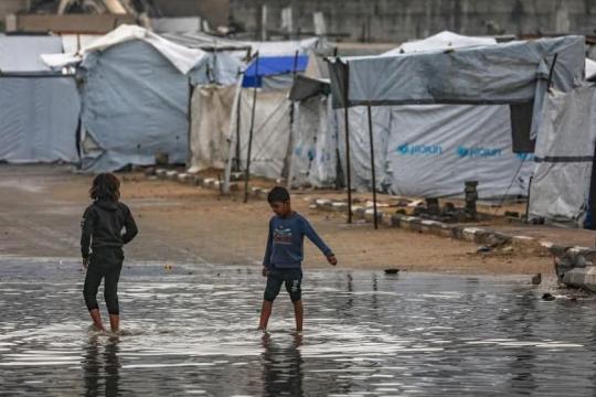 الأونروا: مئات الآلاف من نازحي غزة يواجهون الشتاء في خيام مهترئة