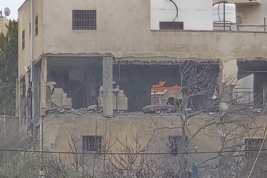 الاحتلال يفجر منزل الأسير عزمي أبو هليل في دورا جنوب الخليل