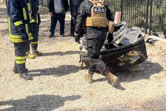 وحدة هندسة المتفجرات تتعامل مع شظايا صاروخية في بيت ساحور بمحافظة بيت لحم