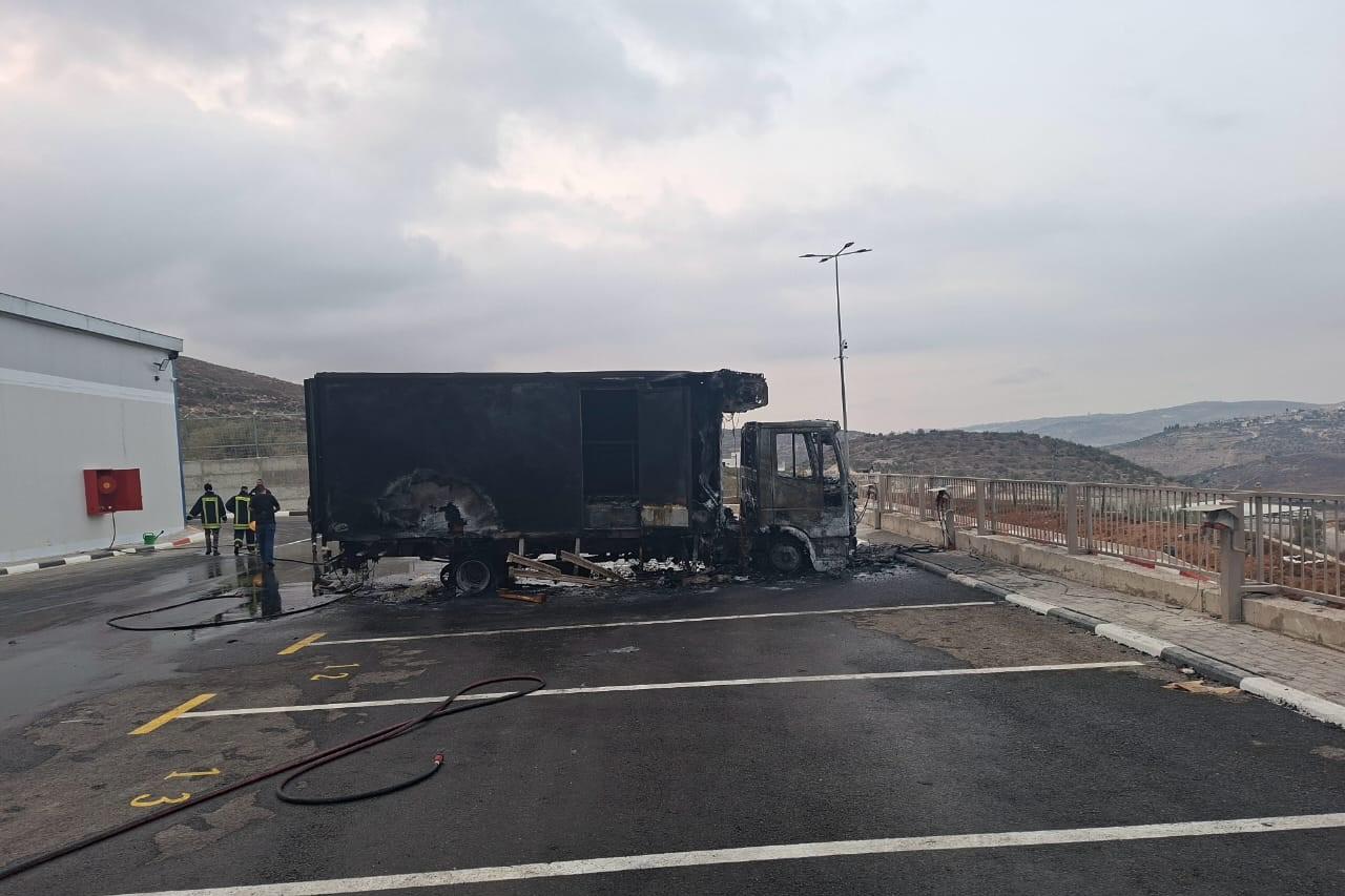 الوزارة تطالب بإدراج المستوطنين على قوائم الإرهاب بعد حرق شاحنات ومنشآت شركة الجنيدي في دير شرف