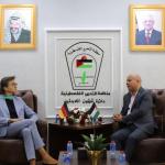 أبو هولي يبحث مع السفيرة الألمانية أزمة الأونروا ويدعو برلين لزيادة دعمها المالي وتجديد تفويض الوكالة