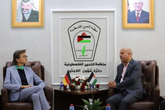 أبو هولي يبحث مع السفيرة الألمانية أزمة الأونروا ويدعو برلين لزيادة دعمها المالي وتجديد تفويض الوكالة