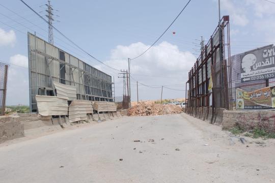 إغلاق جسر جبع شمال القدس بالسواتر الترابية وتقييد حركة الأهالي