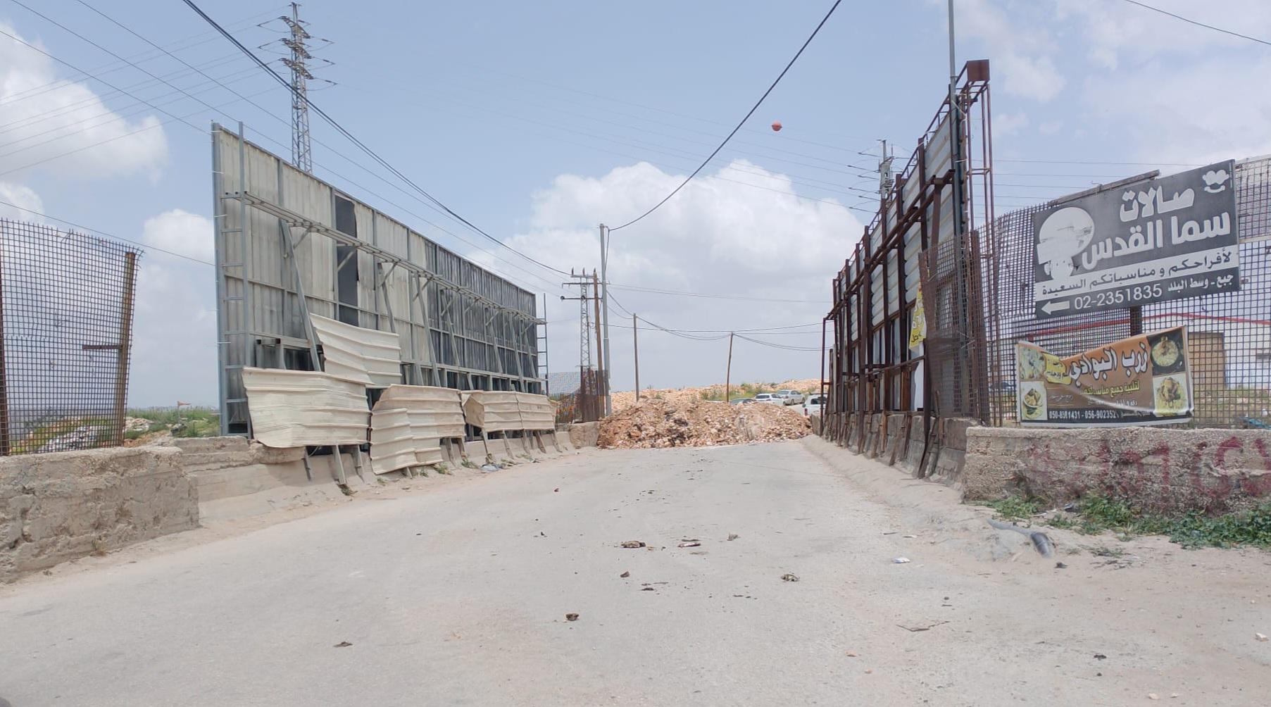 قوات الاحتلال تغلق المدخل الوحيد للمركبات في القرية بالتزامن مع اقتحامات في الرام ومخيم قلنديا