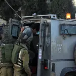 الاحتلال الإسرائيلي يعتقل 12 مواطناً بينهم سيدتان بالخليل ويقتحم منازلهم