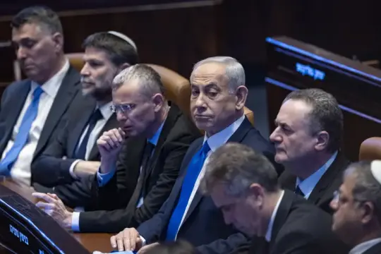 استطلاع معاريف: تحالف المعارضة يحقق أغلبية 61 مقعدًا وسط الحرب وميزانية الدولة