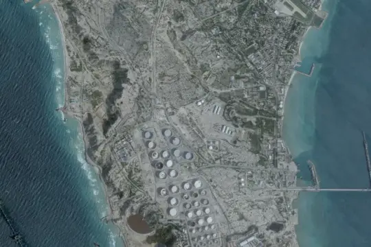 معاريف: جزيرة خارك تتربع على جدول المباحثات الإسرائيلية