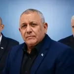 تحالف التغيير يبحث إمكانية توحيد آيزنكوت وبينيت ولابيد في قائمة واحدة