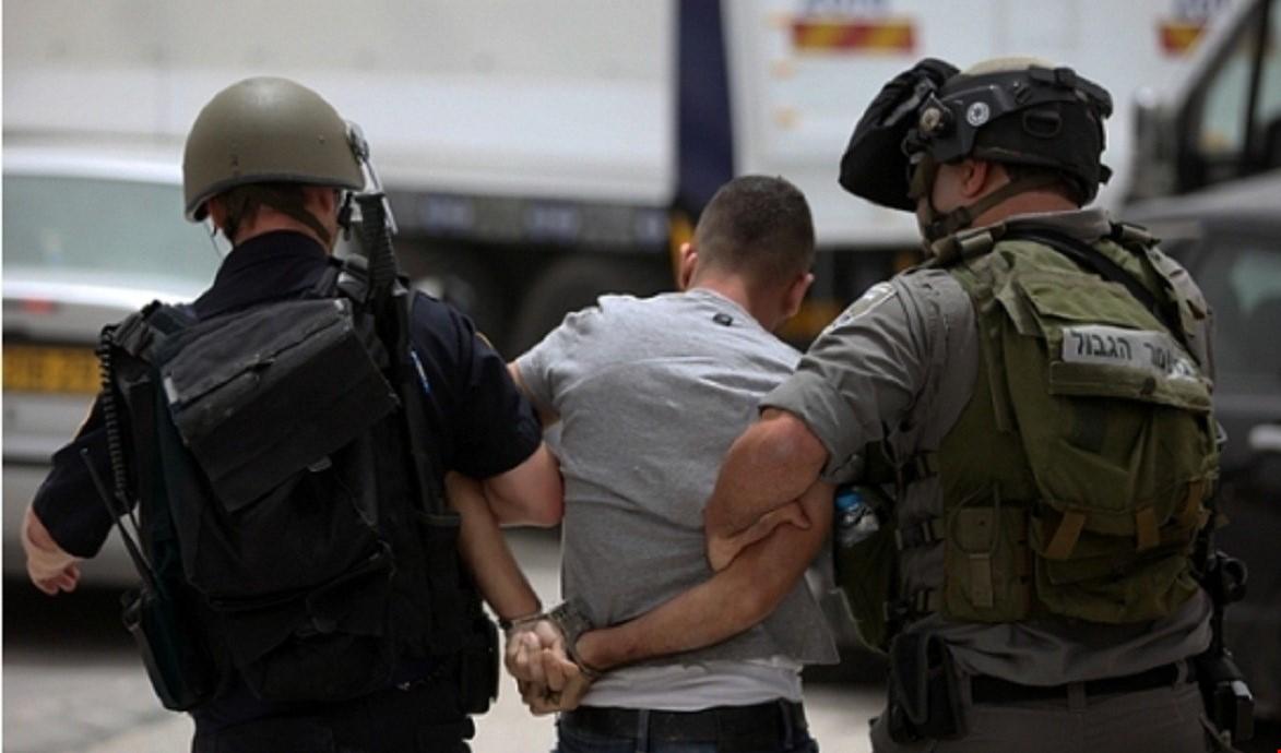 الاحتلال يعتقل 11 فلسطينياً في الخليل بينهم مسن ويشدد إجراءاته العسكرية بالمحافظة