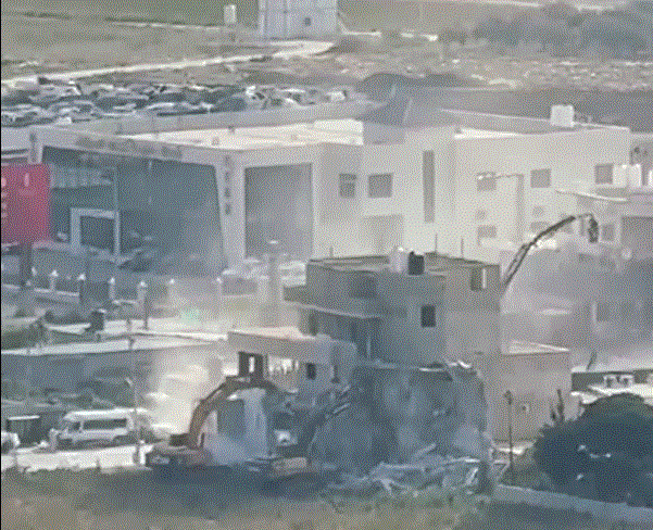 الاحتلال الإسرائيلي يهدم منزلًا من ثلاثة طوابق في محطة عرابة جنوب غرب جنين