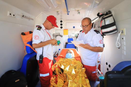 الهلال الأحمر الفلسطيني يشارك في إجلاء 95 شخصًا عبر معبر رفح لتلقي العلاج خارج غزة