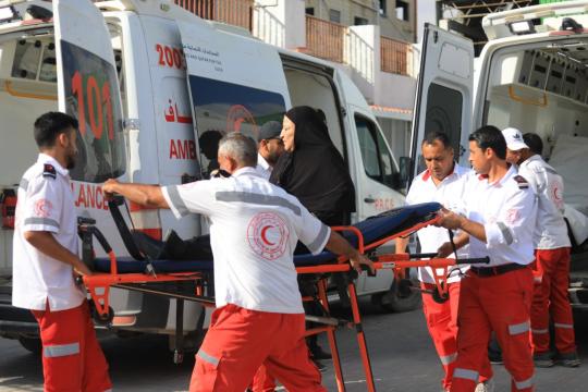 الهلال الأحمر يشارك في إجلاء 97 شخصاً عبر معبر رفح بينهم 35 مريضاً لتلقي العلاج خارج غزة