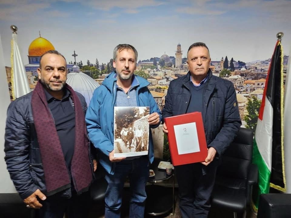 اللقاء ركز على معاناة الصحفيين الفلسطينيين والشهداء والجرحى والأسرى، وإطلاق كتاب توثيقي لفضح الجرائم الإسرائيلية