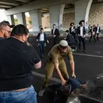 الحريديم يغلقون شارعاً احتجاجاً على اعتقال جندي هارب