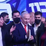 مقربو نتنياهو يروّجون لحكومة وحدة مع آيزنكوت بدون الحريديم