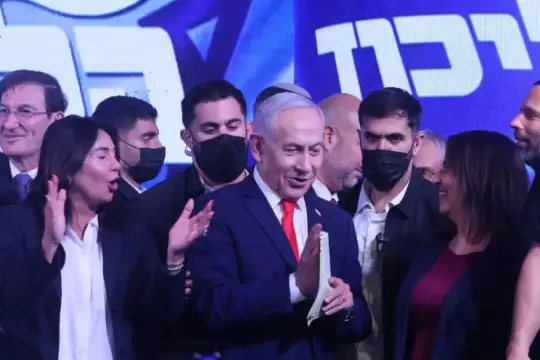 مقربو نتنياهو يروّجون لحكومة وحدة مع آيزنكوت بدون الحريديم