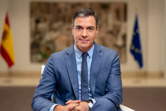 سانشيز يعلن ترشحه لانتخابات 2027 ويحذر من وصول فوكس إلى الحكم