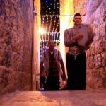 الاحتلال يمنع شابًا مقدسيًا من ممارسة مهنة المسحراتي ويواصل التضييق على المقدسيين