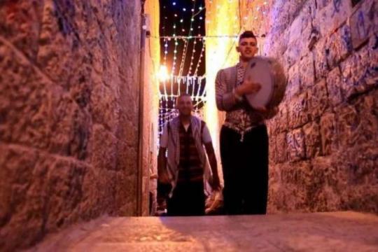 الاحتلال يمنع شابًا مقدسيًا من ممارسة مهنة المسحراتي ويواصل التضييق على المقدسيين